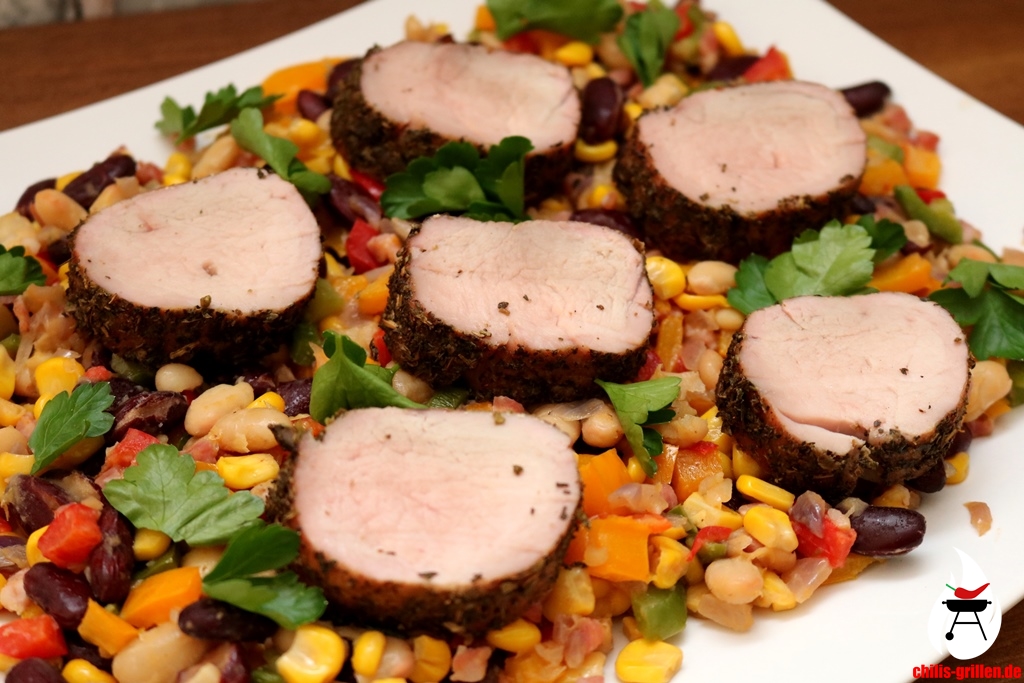 Schweinefilet auf mexikanischem Salat