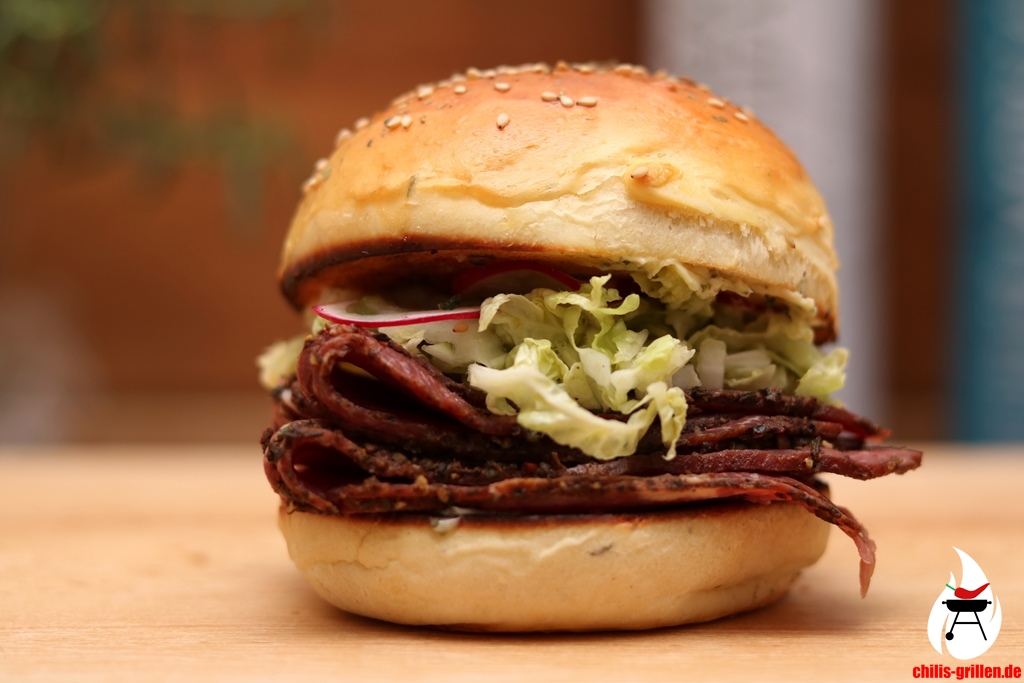 Pastrami-Burger mit Kohlsalat