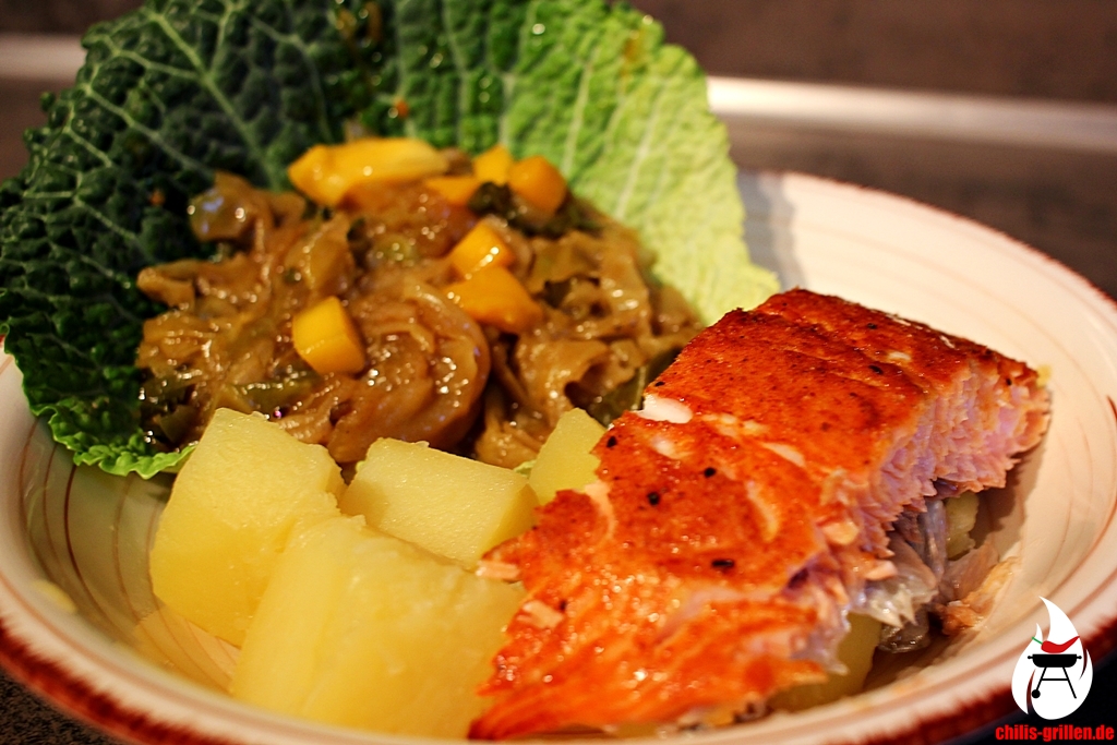 Lachsfilet mit Mango-Curry-Wirsing