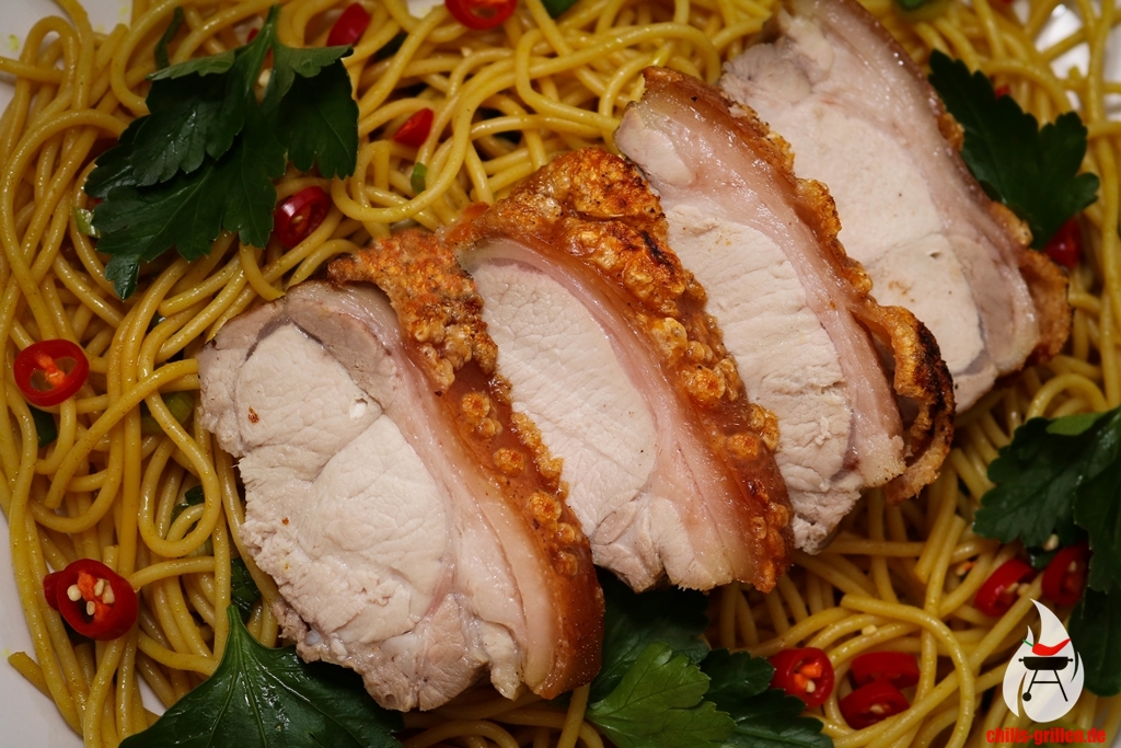 Spanferkel auf Spaghetti-Salat