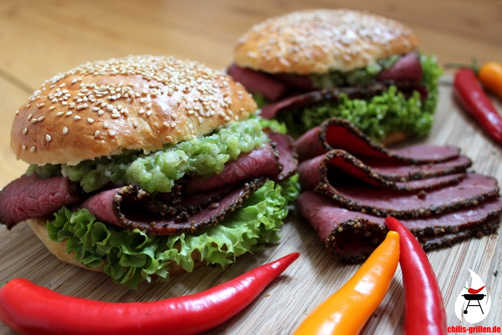 Pastrami-Burger mit Gurken-Relish