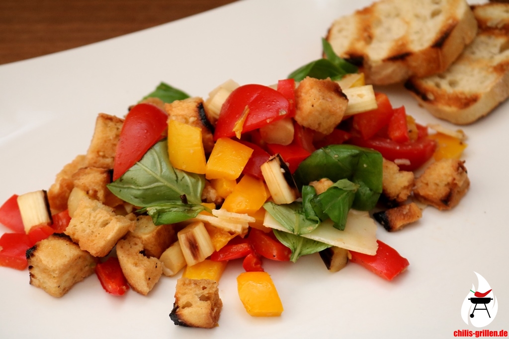 Brotsalat mit gegrilltem Gemüse
