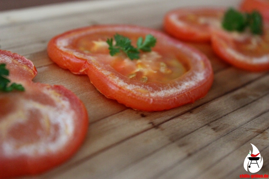 Tomaten von der Zedernholzplanke