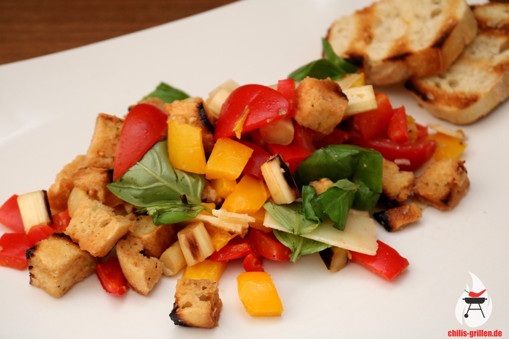 Brotsalat mit gegrilltem Gemüse