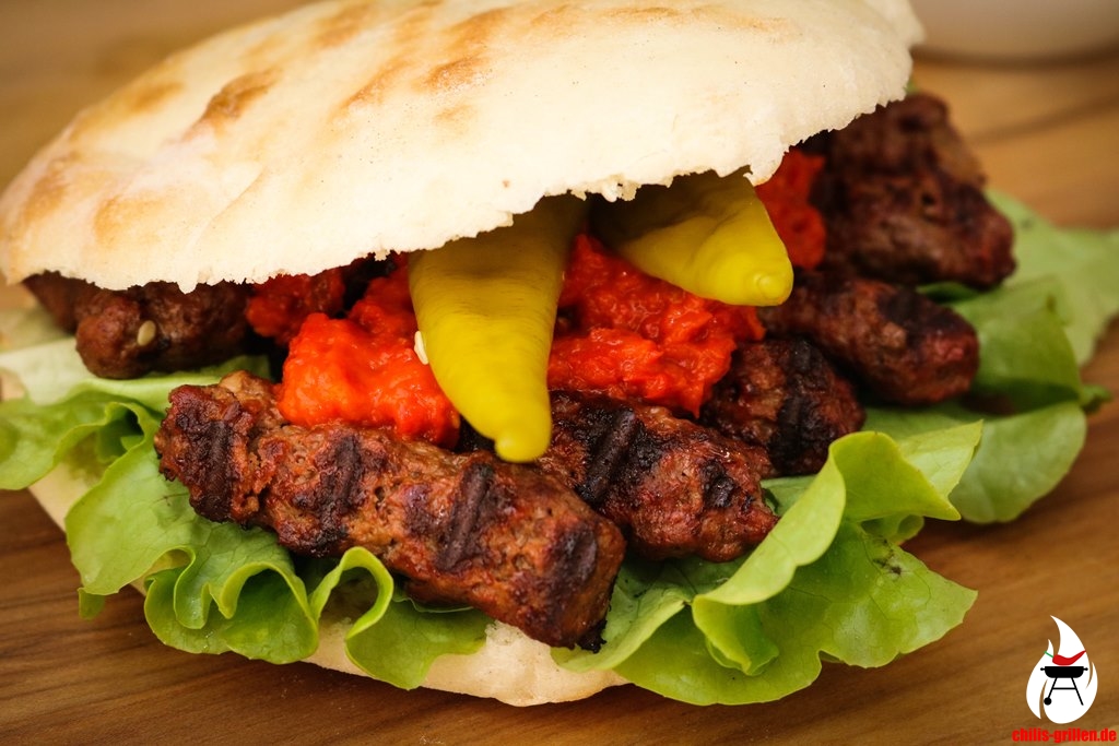Cevapcici im Fladenbrot