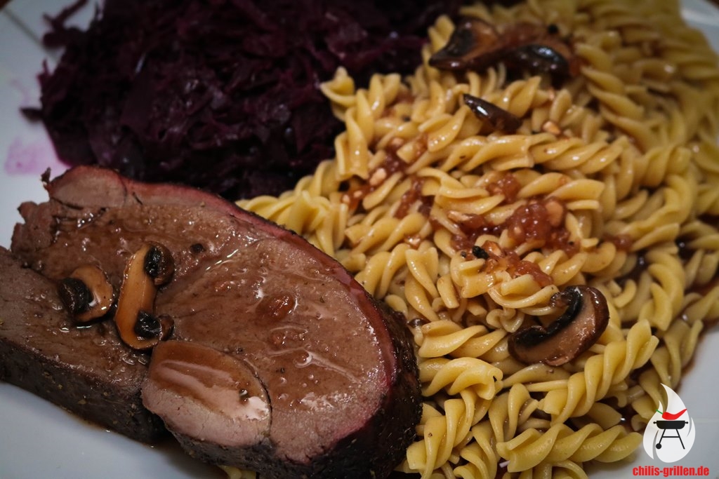 Rehkeule aus dem Smoker in Rotwein-Marinade